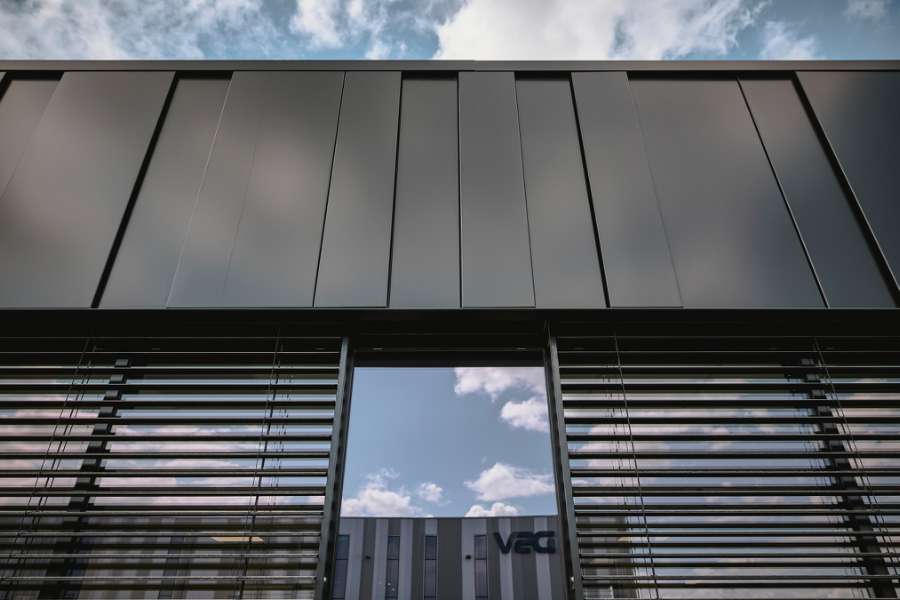 Umweltfreundlicher Vorreiter im Bereich Logistikgebäude mit Fassadenkassetten, Hedelandsvej 28B, 2640 Hedehusene, Dänemark